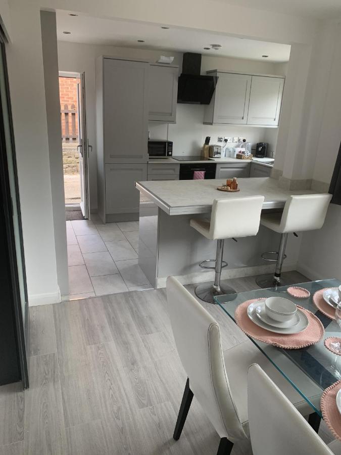 Crowthorne House, Beautiful 3 Bedroom Home For Upto 8 Guests, With Sofa Bed Cul-De-Sac With Private Driveway 诺丁汉 外观 照片
